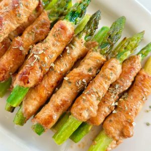 Filet de poulet grillé avec asperges